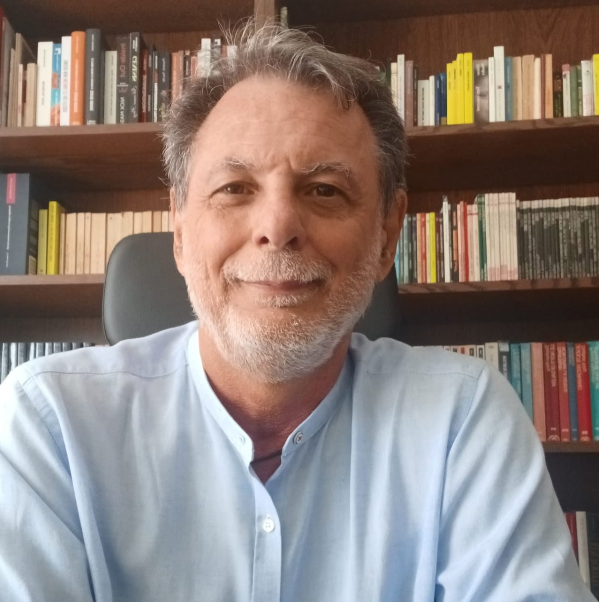 Marco Antonelli davanti alla sua libreria